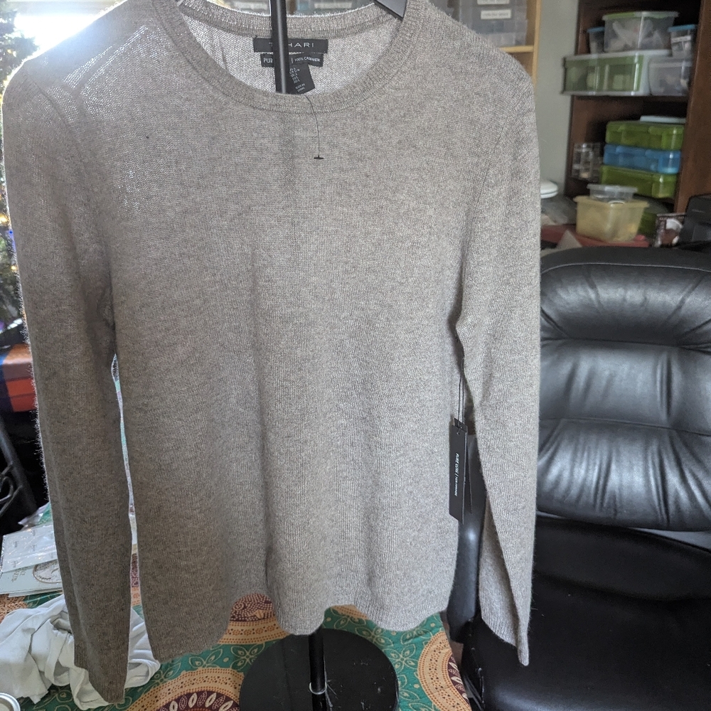 Tahari Women's Cashmere Crewneck Sweater NWT Size M-L Tag reads L.
